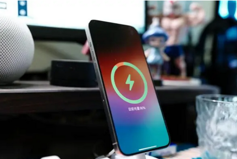 阿拉尔农场苹果15换屏服务分享用什么充电器给iPhone15充电更好 
